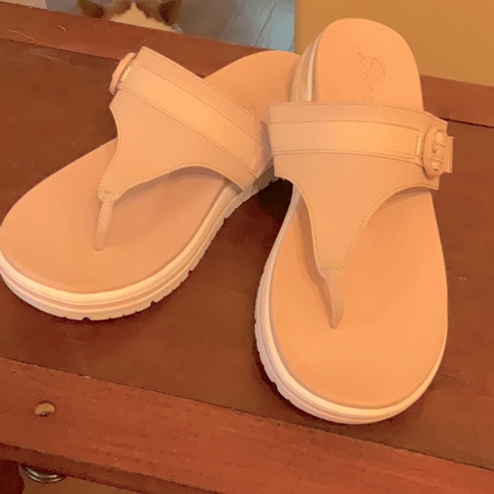 Skechers Intergrades Luxe Foam flips. NWOT